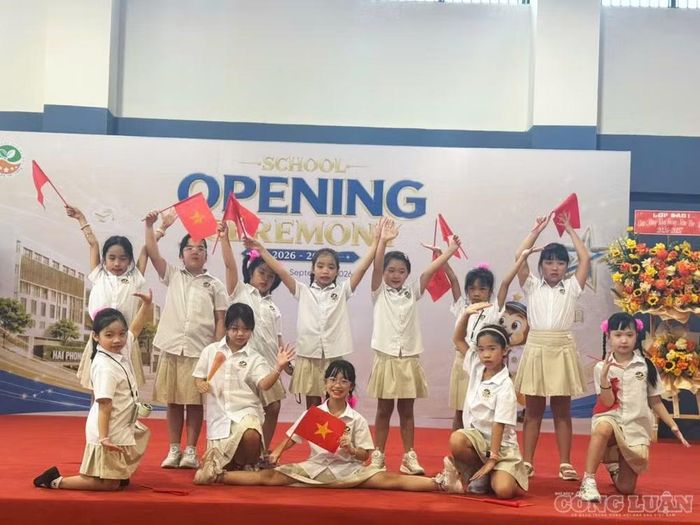Các cháu học sinh Trường Tiểu học Ngôi Sao biểu diễn tiết mục văn nghệ trên sân khấu, tay giơ cao lá cờ Tổ quốc đỏ thắm trong không khí hân hoan chào mừng năm học mới.