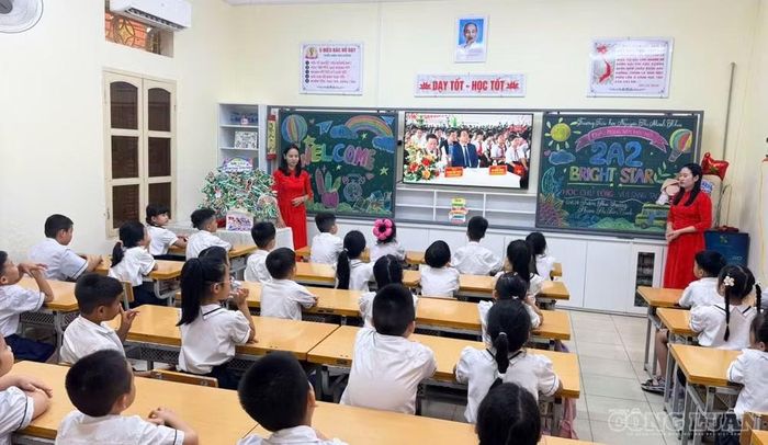 Các em học sinh Trường Tiểu học Nguyễn Thị Minh Khai tham gia lễ khai giảng ấm cúng ngay trong không gian lớp học được trang hoàng trang trọng, cùng nhau theo dõi chương trình chung qua màn hình tivi và hướng về buổi lễ với niềm vui hân hoan ngày tựu trường.