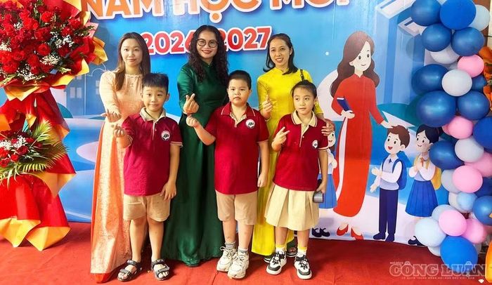 Cô và trò Trường Tiểu học Nguyễn Tri Phương rạng rỡ tạo dáng, nở nụ cười tươi tắn trong khung hình lưu niệm đầy đáng yêu để ghi lại ngày khai trường đáng nhớ.