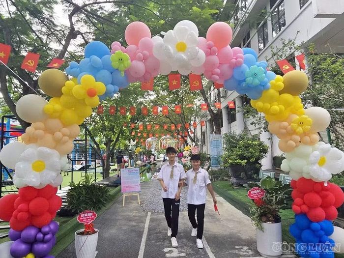Dưới những dãy cờ hoa rực rỡ và băng rôn chào mừng được trang hoàng khang trang khắp sân trường, các em học sinh trong bộ đồng phục chỉnh tề, tươm tết phấn khởi bước đi, cùng nhau tiến vào khu vực dự lễ trong không khí rộn ràng của ngày hội khai trường.