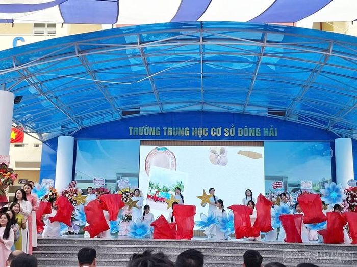 Các em học sinh Trường THCS Đông Hải uyển chuyển bước ra sân khấu trong những bộ trang phục rực rỡ, tự tin thể hiện tiết mục văn nghệ hát múa chào mừng ngày khai giảng với không khí vui tươi, rộn ràng.