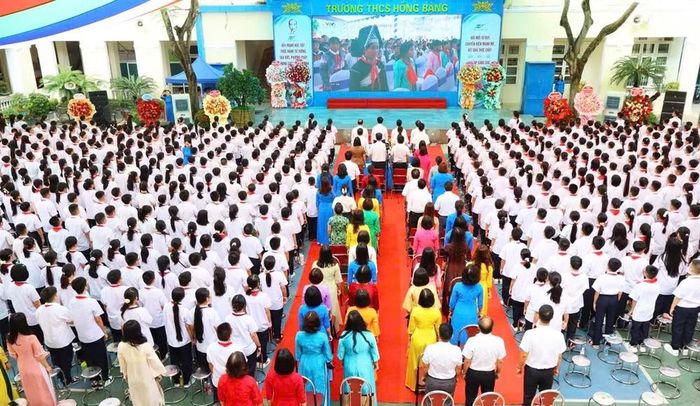 Đúng 7 giờ 30 phút, học sinh thành phố nghiêm trang tham gia nghi thức chào cờ, hát Quốc ca trong chương trình truyền hình trực tiếp kết nối toàn quốc.