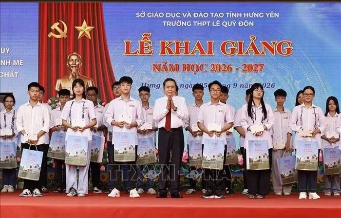 Chủ tịch Quốc hội Trần Thanh Mẫn tặng quà cho học sinh có thành tích xuất sắc của Trường THPT Lê Quý Đôn (Hưng Yên). Ảnh: Doãn Tấn/TTXVN.