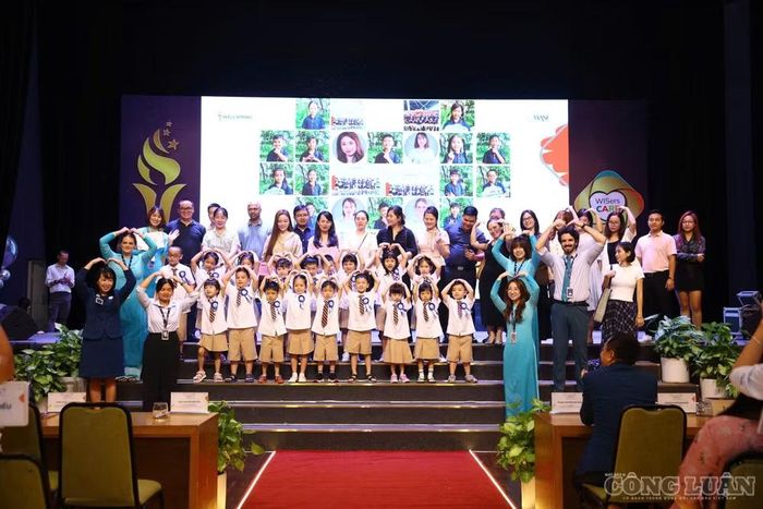 Điều thầy Sơn trân trọng hơn là sự gần gũi giữa thầy cô và học sinh, giữa gia đình và nhà trường, giữa những đứa trẻ với nhau.