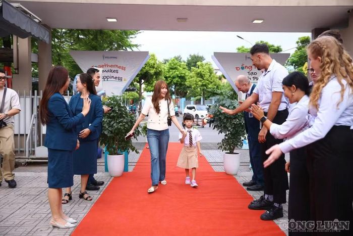 Với học sinh lớp 1, thầy chỉ mong mỗi sáng các em muốn đến trường, mỗi chiều có một câu chuyện để kể với cha mẹ và mỗi ngày thấy ngôi trường thân quen hơn.