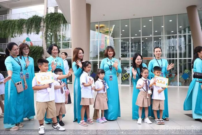 Sự đồng hành, theo thầy Sơn, cũng bắt đầu từ những việc rất nhỏ. Một học sinh có thể bước tới khi thấy bạn ngồi một mình, giúp bạn thử lại khi chưa làm tốt hoặc đủ can đảm nói lời xin lỗi khi mắc lỗi.