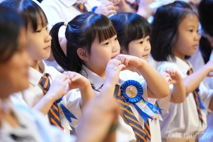Trong gia đình, cha mẹ và con cái sẽ có lúc không hiểu nhau. Ở trường, giáo viên và học sinh cũng có thể nhìn một vấn đề theo những cách khác nhau. Theo thầy Sơn, đó không phải điều bất thường, bởi trưởng thành chưa bao giờ là một đường thẳng.