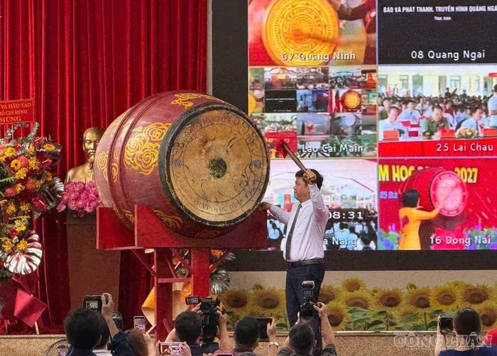 Ông Hồ Tấn Minh, Hiệu trưởng Trường THPT chuyên Lê Hồng Phong đánh trống khai giảng năm học cùng với nhiều trường khác trên khắp cả nước.