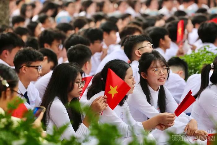 Học sinh trường THPT Trần Khai Nguyên, Phường An Đông tại ngày khai giảng năm học mới.