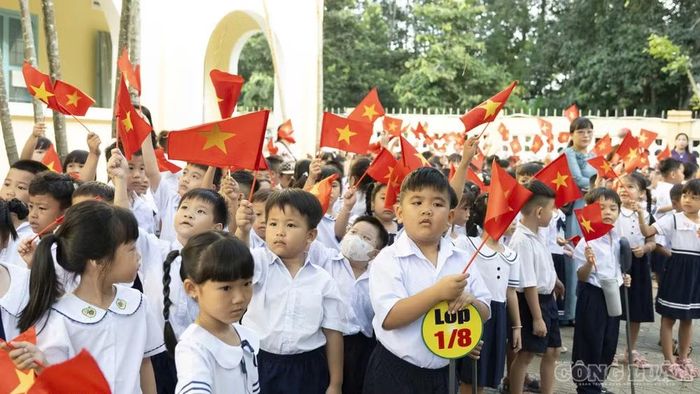 Các em học sinh ngày đầu khai giảng.
