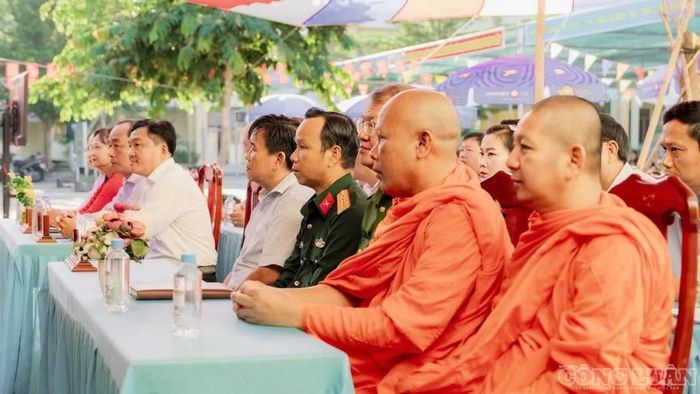 Lãnh đạo địa phương và Ban Giám hiệu nhà trường.