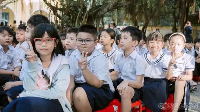 Em Trần Phạm An Nhiên (học sinh lớp 3/2) ôm chặt bó hoa trên tay, ánh mắt lấp lánh niềm vui trong ngày tựu trường. Em chia sẻ đầy hồn nhiên nhưng cũng rất quyết tâm: "Năm nay trường đông vui quá! Em rất thích vì sân trường rộng, có nhiều bạn bè mới. Em hứa năm nay sẽ cố gắng học thật giỏi, nghe lời thầy cô để cuối năm đạt được điểm cao như các anh chị lớp 5 năm ngoái".