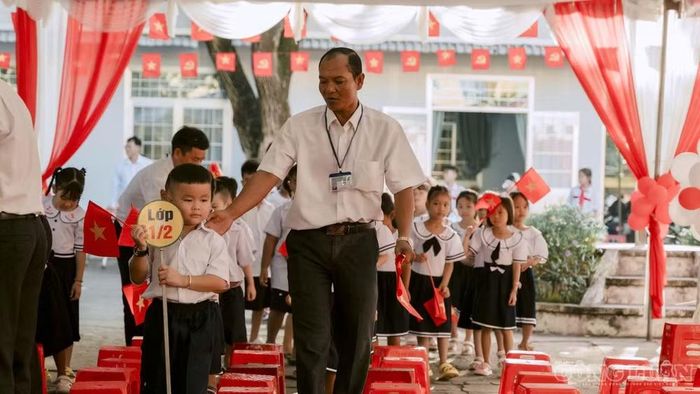 Đội ngũ 78 cán bộ, giáo viên, nhân viên của trường đang nỗ lực chăm lo cho các em học sinh có hoàn cảnh khó khăn và học sinh người đồng bào.