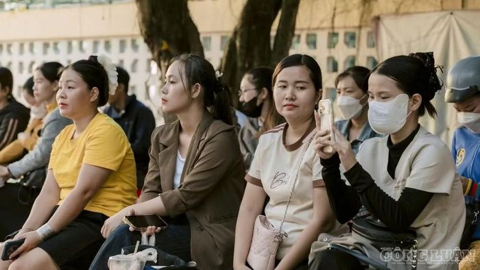 Phụ huynh các em học sinh đưa đón con đến khai giảng và ngồi chờ tại trường.