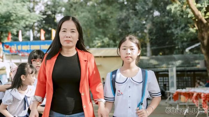Chị Nguyễn Hồng Mãnh, phụ huynh em Trần Như Huỳnh tâm sự: "Khi nghe tin hai trường sáp nhập lại, gia đình tôi cũng có chút băn khoăn về việc đi lại và trường lớp của con có bị xáo trộn không. Nhưng sáng nay đưa cháu đến trường, thấy cảnh quan được xây dựng theo tiêu chí 'Xanh - Sạch - Đẹp - An toàn - Hạnh phúc', sân trường rộng rãi, thầy cô đón tiếp rất tận tình, tôi thấy vô cùng an tâm. Hy vọng trong môi trường lớn hơn này, cháu Huỳnh sẽ có thêm nhiều bạn mới và tự tin hơn trong học tập".
