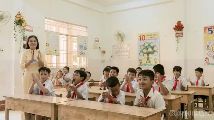 Chia sẻ cảm xúc trong ngày đầu năm học mới tại ngôi trường vừa được khoác lên mình diện mạo mới mẻ, cô Lê Kim Lộc (giáo viên Anh Văn) bày tỏ sự hào hứng: "Năm học 2026-2027 mang ý nghĩa bước ngoặt. Sau sáp nhập, cơ sở vật chất của trường được rà soát và kiện toàn, đặc biệt trường hiện sở hữu 2 phòng Tin học hiện đại. Điều này là một lợi thế vô cùng to lớn để các giáo viên như chúng tôi đẩy mạnh ứng dụng công nghệ thông tin và chuyển đổi số. Nó giúp các bài giảng tiếng Anh trở nên sinh động hơn, từ đó tạo cơ hội cho tất cả học sinh, đặc biệt là các em người dân tộc Khmer".