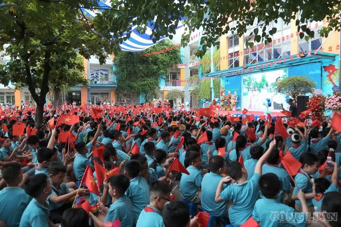 Đây là năm học đầu tiên nhà trường hoạt động sau khi sáp nhập Trường Tiểu học Tam Khương và Trường Tiểu học Phương Mai thành Trường Tiểu học Phương Mai, đồng thời hoạt động tại cả hai địa điểm, trong đó cơ sở Trường Tiểu học Phương Mai là phân hiệu chính.