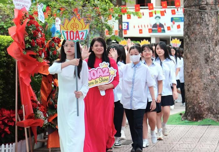 Đặc biệt, trước khi theo dõi chương trình truyền hình trực tiếp Lễ khai giảng năm học 2026-2027 do Bộ Giáo dục và Đào tạo chủ trì, học sinh khối 10 là những học sinh lần đầu tiên bước vào ngôi trường, đã thực hiện màn diễu hành qua khu vực chính của sân trường.