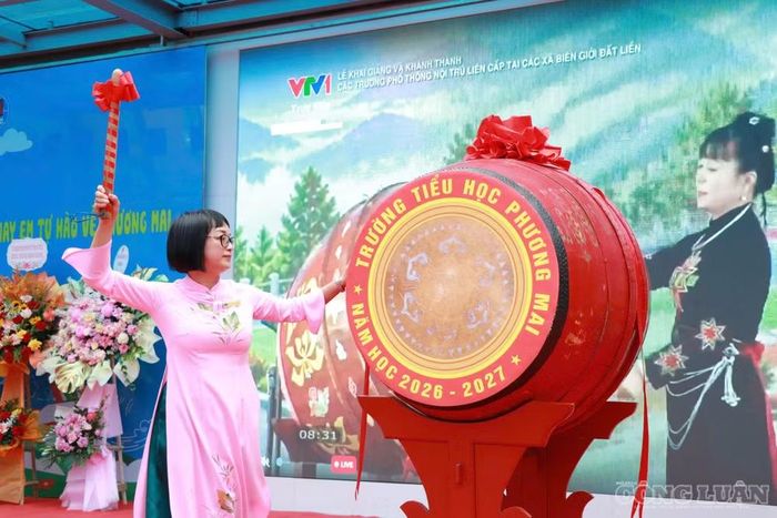 Nghi thức đánh trống khai giảng đồng thời với điểm cầu trung tâm.