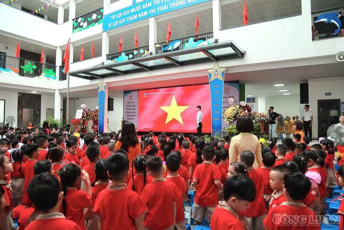 Sau chương trình văn nghệ, toàn trường bước vào chương trình truyền hình trực tiếp và thực hiện nghi lễ chào cờ.