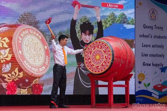 Nghi thức đánh trống khai giảng đồng thời với điểm cầu trung tâm.