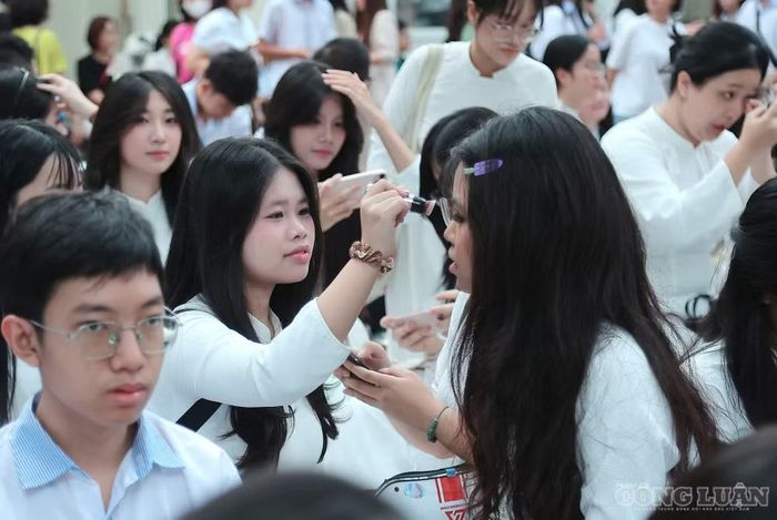 Nhiều nữ sinh tranh thủ chỉnh trang, tô thêm chút son trước khi bước vào lễ khai giảng.