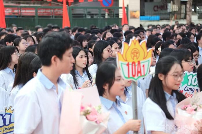 Sau màn diễu hành, học sinh khối 10 được bố trí tại khu vực trung tâm sân trường để tham dự lễ khai giảng.