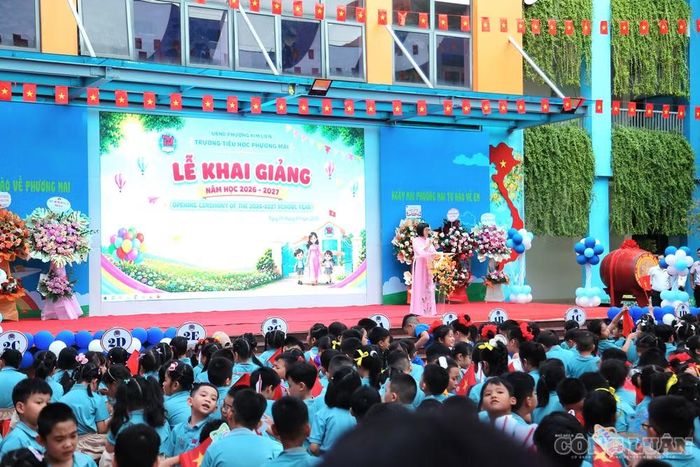 Cũng trong sáng 5/9, tại Trường Tiểu học Phương Mai (Hà Nội), lễ khai giảng năm học mới diễn ra trang trọng, trong không khí vui tươi.