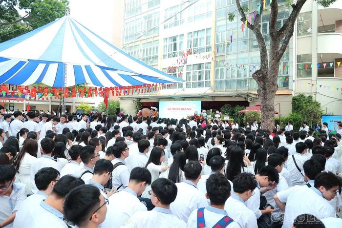 Tại Trường THPT Kim Liên (Hà Nội), ngay từ sáng sớm các em học sinh đã tập trung ở sân trường chuẩn bị tâm thế bước vào khai giảng năm học mới.