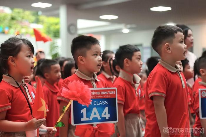 Đối với học sinh khối lớp 1, những em lần đầu tiên đến học tại trường, nghi thức chào cờ và hát Quốc ca cũng được thực hiện nghiêm trang.