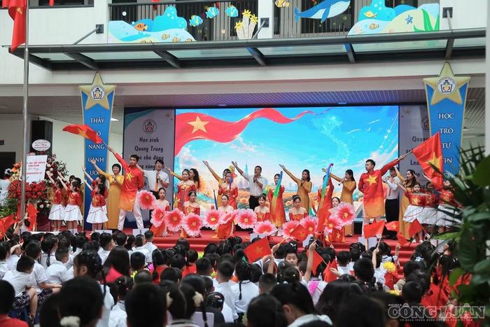 Tại Trường Tiểu học Quang Trung (phường Cửa Nam, Hà Nội), các chương trình văn nghệ đặc sắc cũng được tổ chức trước khi toàn trường bước vào theo dõi chương trình truyền hình trực tiếp.