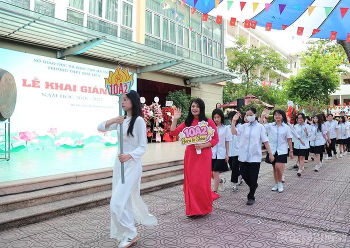 Có 17 lớp khối 10 tham gia diễu hành, tạo không khí sôi nổi trong ngày đầu tiên của năm học mới.