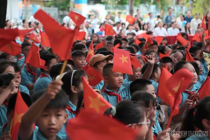 Năm học 2026-2027 cũng là năm đầu tiên ngành giáo dục Thủ đô triển khai đợt tái cấu trúc mạng lưới trường lớp quy mô lớn gắn với mô hình chính quyền địa phương hai cấp, giảm 1.251 đơn vị công lập (tương đương 53,3%) xuống còn 1.093 cơ sở.