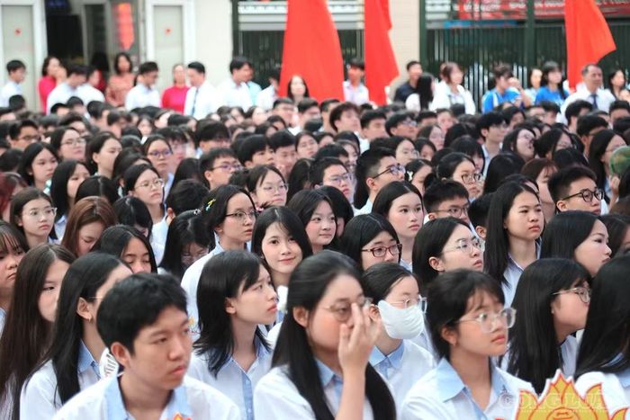 Học sinh khối 10 ngồi dự lễ khai giảng tại ngôi trường mới.
