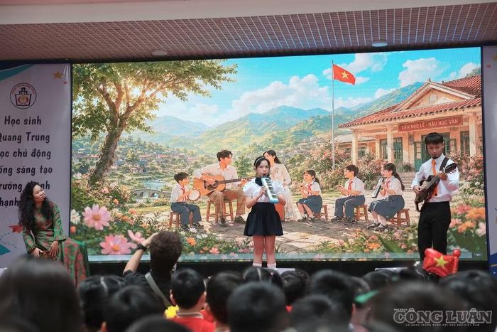 Nhiều tiết mục do chính các em học sinh tiểu học thể hiện đã tạo không khí vui tươi, phấn khởi trong ngày khai giảng.