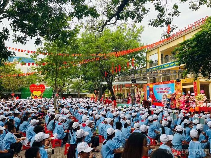 Quang cảnh khai giảng rộn ràng, trang nghiêm tại Trường Tiểu học Nguyễn Công Trứ.