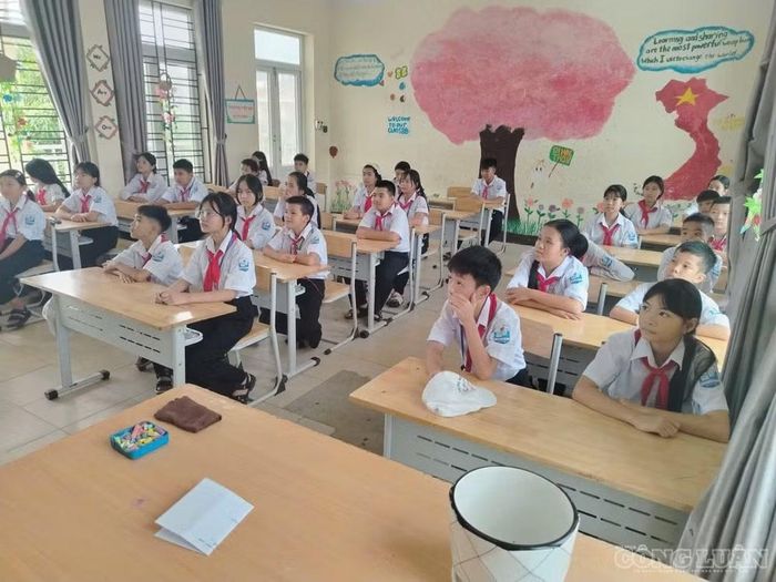 Các em học sinh Trường THCS Phát Diệm B, xã Phát Diệm chăm chú theo dõi lễ khai giảng.