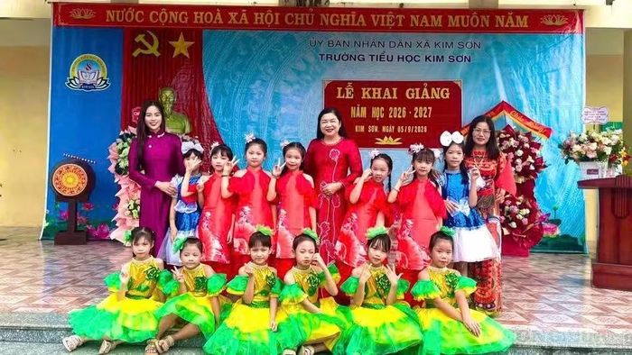 Cô và trò Trường Tiểu học Kim Sơn hân hoan và rạng rỡ trong ngày khai trường.