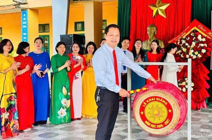 Ông Lê Văn Hà, Hiệu trưởng Trường THCS Phát Diệm B đánh trống khai giảng năm học mới.