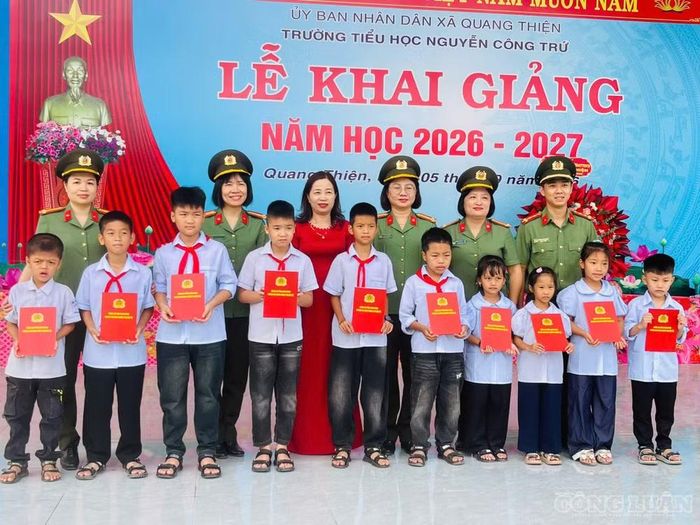 Đại diện Công an trao tặng quà đến các em học sinh Trường Tiểu học Nguyễn Công Trứ.