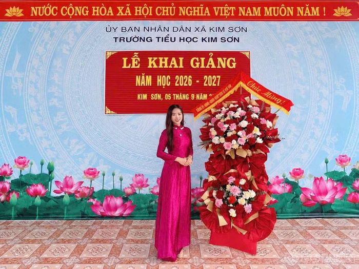 Cô Trần Thùy Nhi, giáo viên Trường Tiểu học Kim Sơn rạng rỡ trong ngày khai giảng.
