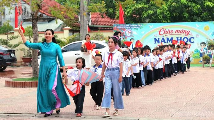 Nghi thức đón các em học sinh lớp 1 tại Trường Tiểu học Thanh Thủy.