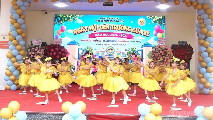 Các em thiếu nhi trong ngày vui tựu trường.