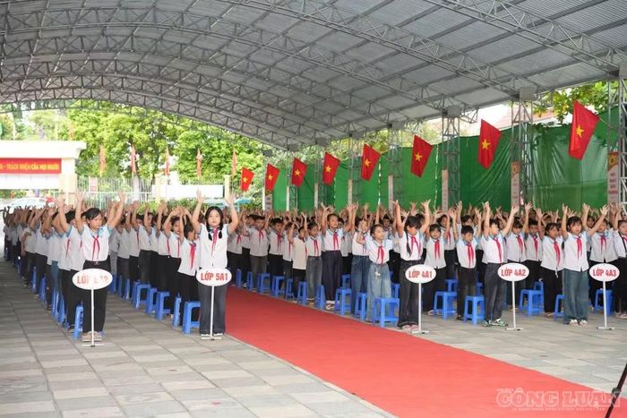 Không khí phấn khởi của các em học sinh trong buổi lễ khai giảng năm học mới.