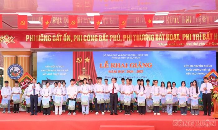 Chủ tịch Quốc hội Trần Thanh Mẫn trao quà tặng các học sinh có hoàn cảnh khó khăn vươn lên trong học tập và học sinh đạt thành tích cao trong các cuộc thi. Ảnh: Tất Đạt