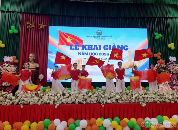 Tại xã Văn Giang, tất cả các trường học trên địa bàn đồng loạt tổ chức khai giảng ngày 5/9.