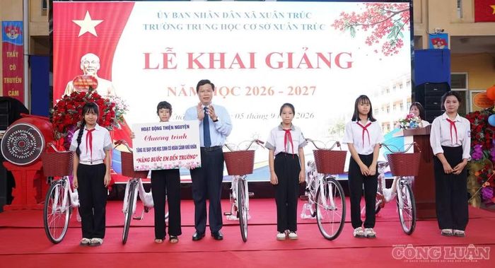 Ông Trần Quốc Toản, Phó Bí thư Thường trực Tỉnh ủy, Chủ tịch Ủy ban MTTQ Việt Nam tỉnh trao xe đạp tặng các học sinh có hoàn cảnh khó khăn của Trường THCS Xuân Trúc (xã Xuân Trúc).