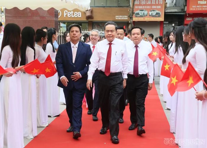 Chủ tịch Quốc hội Trần Thanh Mẫn cùng các đại biểu Trung ương và lãnh đạo tỉnh Hưng Yên dự lễ khai giảng với gần 2.000 cán bộ, giáo viên và học sinh Trường THPT Lê Quý Đôn. Ảnh: Tất Đạt