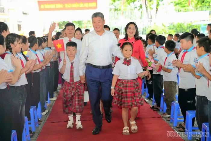 Ông Nguyễn Mạnh Quyền, Phó Bí thư Tỉnh ủy, Chủ tịch UBND tỉnh Hưng Yên đến dự lễ khai giảng năm học 2026 - 2027 tại Trường Tiểu học Lương Bằng (xã Lương Bằng).