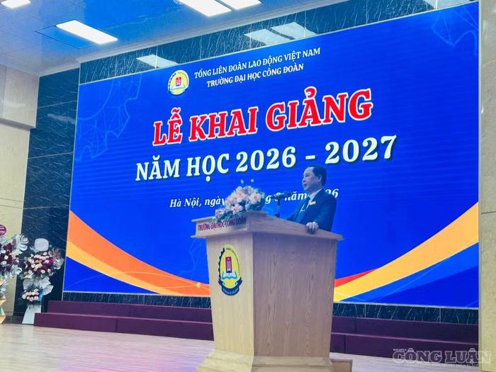 PGS.TS Lê Mạnh Hùng - Hiệu trưởng Trường Đại học Công đoàn phát biểu tại Lễ khai giảng